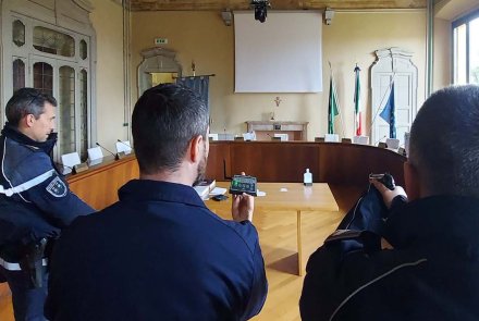 Praxis-Check Trainingssysteme: Das interaktive Laser Ammo i-MTTS , SureStrike-Patronen und Trainingswaffen beim Einsatztraining italienischer Polizisten Praxis-Check Trainingssysteme: Das interaktive Laser Ammo i-MTTS , SureStrike-Patronen und Trainingswaffen beim Einsatztraining italienischer Polizisten