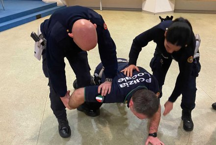 Praxis-Check Trainingssysteme: Das interaktive Laser Ammo i-MTTS , SureStrike-Patronen und Trainingswaffen beim Einsatztraining italienischer Polizisten Praxis-Check Trainingssysteme: Das interaktive Laser Ammo i-MTTS , SureStrike-Patronen und Trainingswaffen beim Einsatztraining italienischer Polizisten