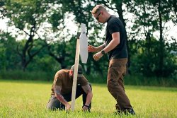 Ausrüstung und Zubehör zum Long-Range-Schießen im Überblick 2 Männer bauen 1 Ziel auf