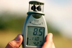 Ausrüstung und Zubehör zum Long-Range-Schießen im Überblick Windmesser mit zwei Fingen in den Wind gehalten