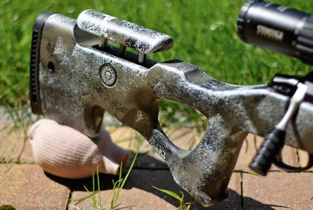 Ausrüstung und Zubehör zum Long-Range-Schießen im Überblick Eine rosa Schießsocke und einem Gewehrhinterschaft