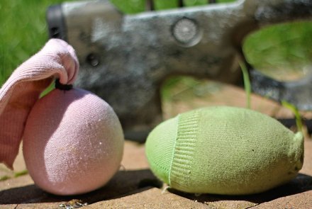 Ausrüstung und Zubehör zum Long-Range-Schießen im Überblick Eine grüne und eine rosa Schießsocke.