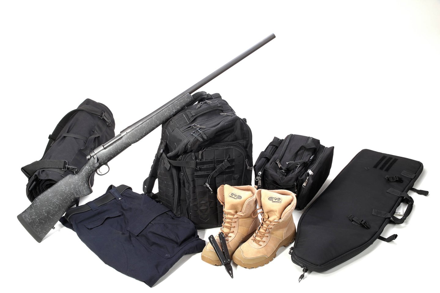 Ausrüstung und Zubehör zum Long-Range-Schießen im Überblick Gewehr, Taschen, Hose, Stiefel und Unterlage