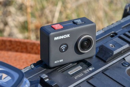 Test: MINOX ACX 400 WiFi Action Cam für Freizeit und Schießstand MINOX ACX 400 WiFi Action Cam liegt auf Gewehr auf dem Schießstand