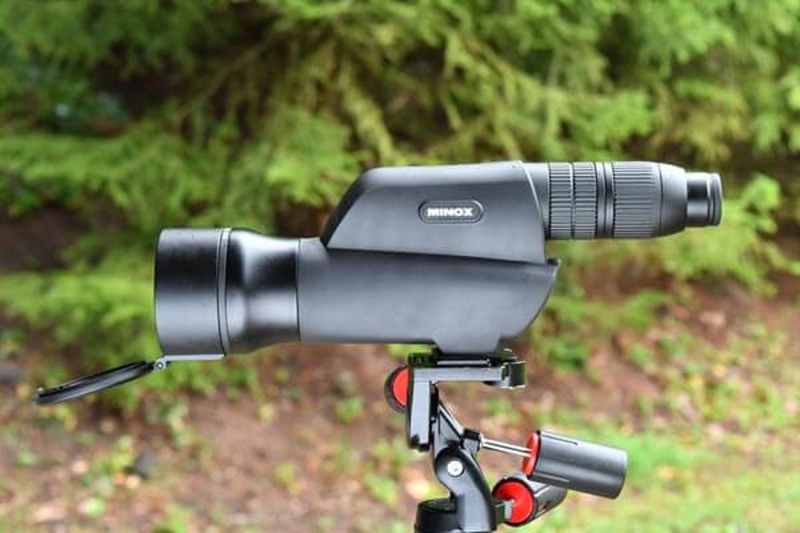 MINOX MD 80 ZR Spektiv im Test MINOX Spektiv auf einem Stativ