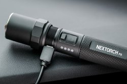 Neu in 2021 von Nextorch: Die EDC-Taschenlampe P8 sowie die Winkelleuchte P10 Nextorch P8 mit eingestecktem Ladekabel.