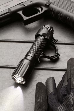 Nextorch TA30 Taschenlampe: Ein Leichtgewicht für den harten Einsatz Nextorch-TA-30-taktische-LED-Taschenlampe-mit-Glasbrecher-Funktion-angeschaltet-mit-Glock.JPG