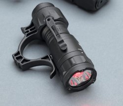 Nextorch TA21: Besonders kompakte und leichte Taschenlampe im Test Nextorch TA21 mit aktiviertem Rotlicht.