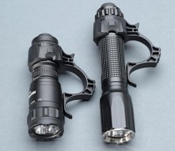 Nextorch TA21: Besonders kompakte und leichte Taschenlampe im Test Nextorch TA21 (links) im Vergleich zu einer altgedienten und bewährten TA30 (rechts).
