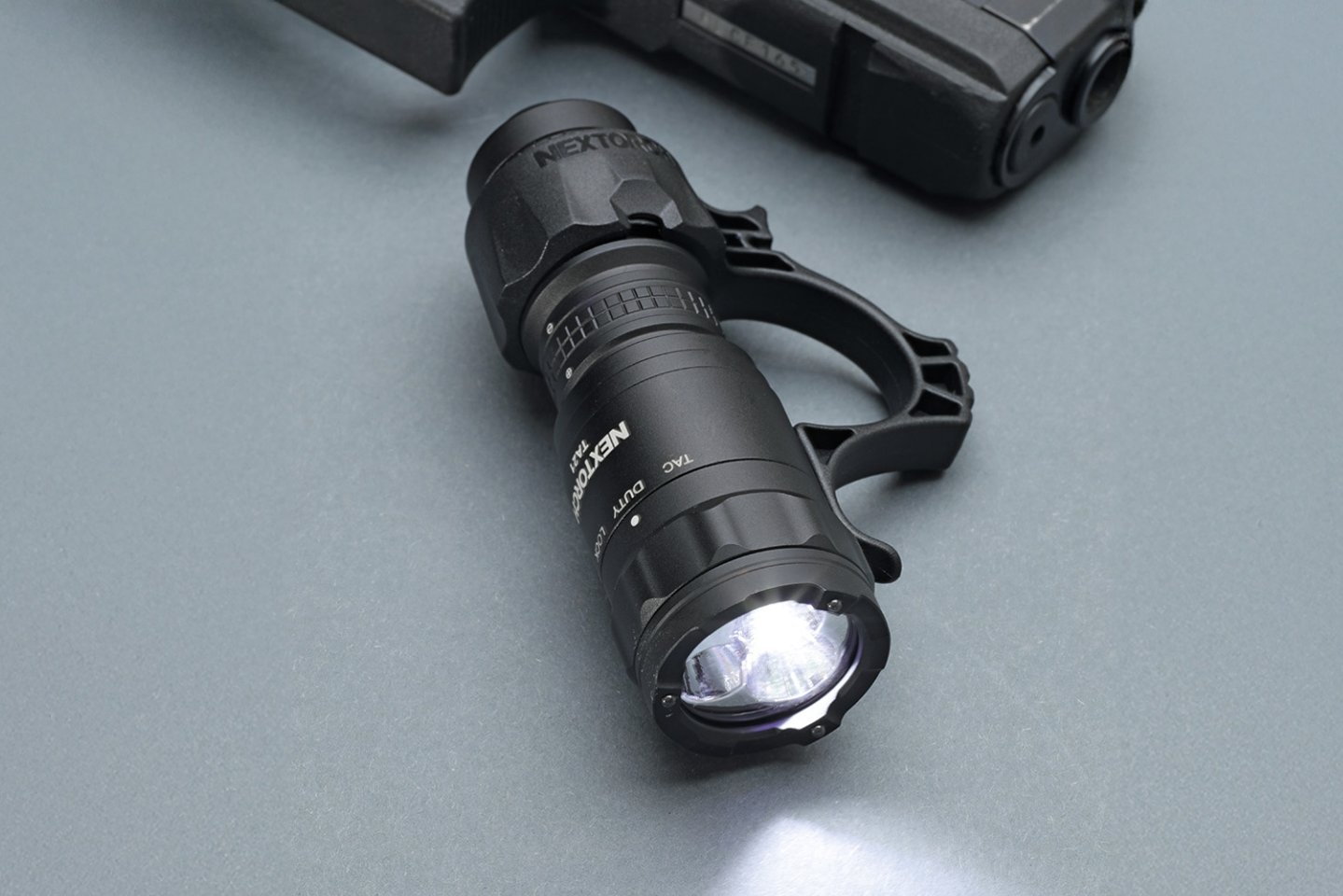 Nextorch TA21: Besonders kompakte und leichte Taschenlampe im Test Die junge Nextorch TA21, hier mit montierter FR-1-Führungshilfe.