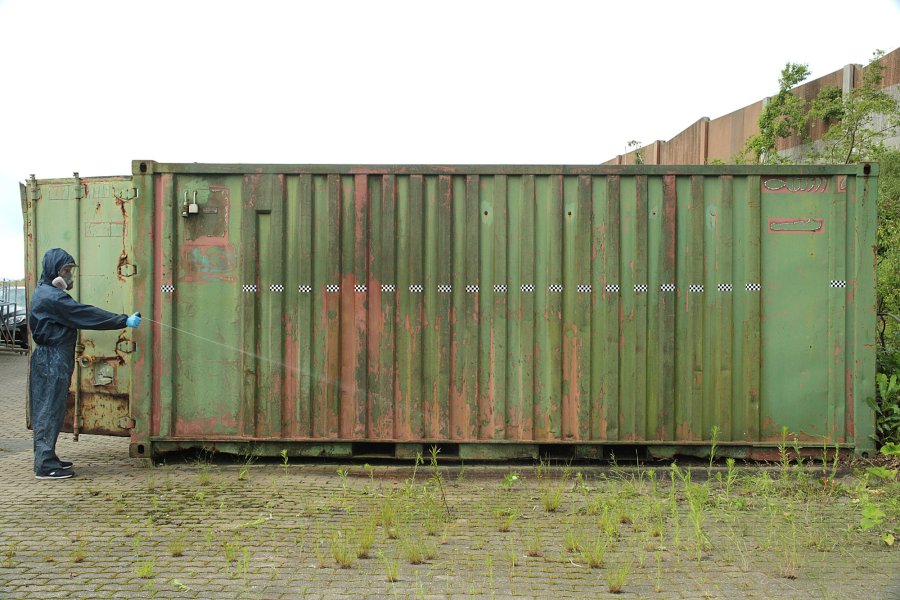 Pfeffersprays von Umarex und Def-Tec Container im Test-Parcour mit den Pfeffersprays.