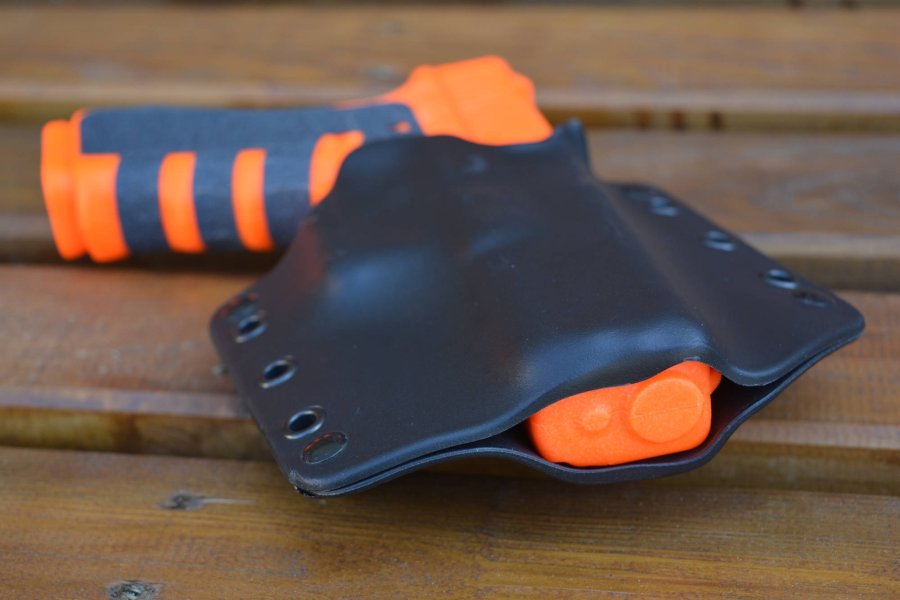 Im Härtetest: Stealth Operator von Phalanx Systems – was hält das Holster aus? Sehen Sie es in unserem Video! Phalanx Stealth Operator mit Blue Gun von unten