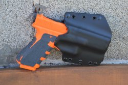 Im Härtetest: Stealth Operator von Phalanx Systems – was hält das Holster aus? Sehen Sie es in unserem Video! Phalanx Stealth Operator mit Blue Gun im Holster