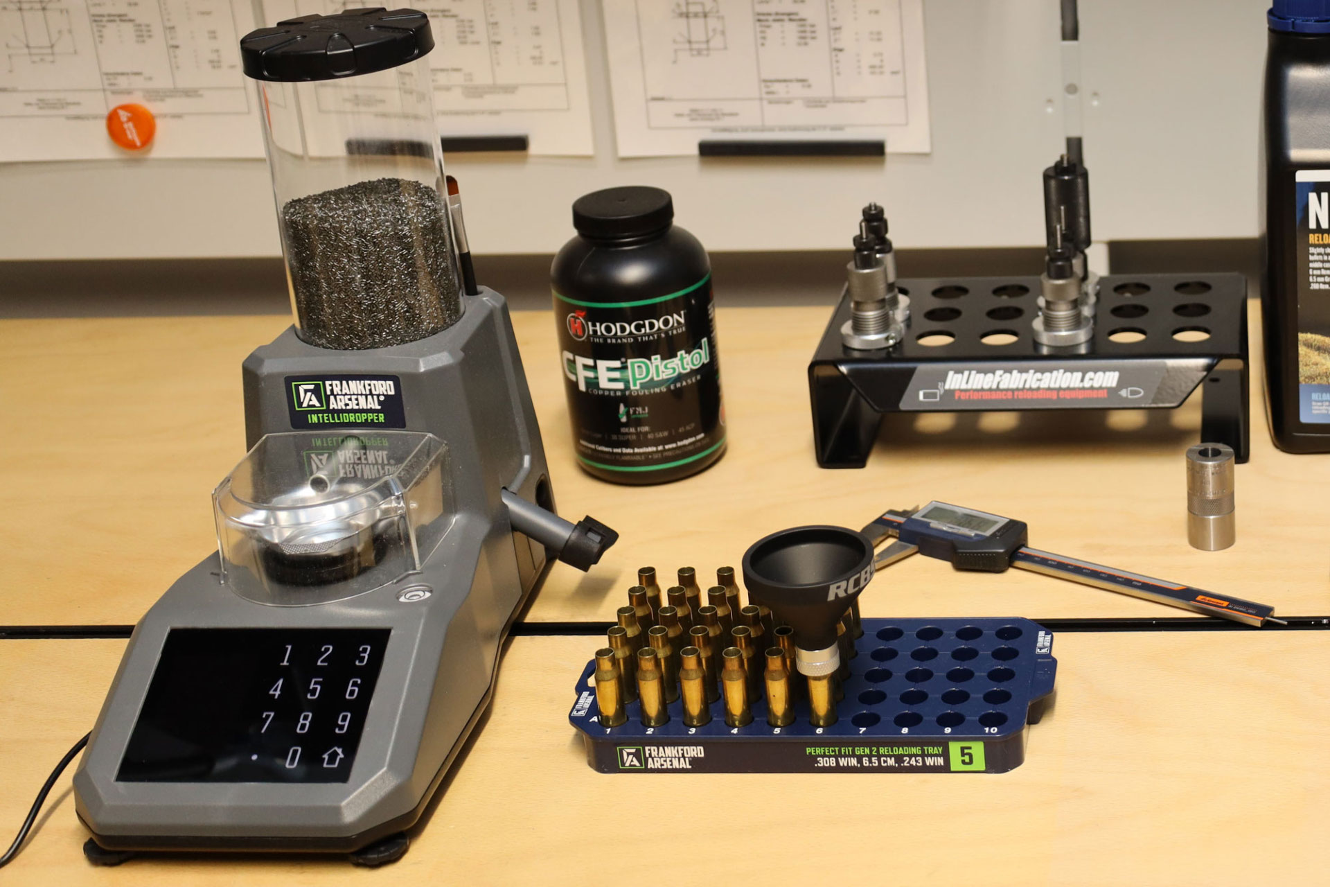 strobl.cz: Test: Frankford Arsenal Intellidropper 2.0 − wie genau und wie schnell die automatische Pulverwaage einzelne Pulverchargen für den Wiederlader abwiegen kann