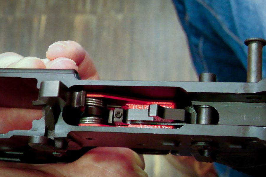 Der neue ERATAC Drop In-Abzug − ein revolutionär einfach zu installierender und einstellbarer Trigger zur Nachrüstung für viele AR-Modelle Blick in das Innenleben des Abzuges