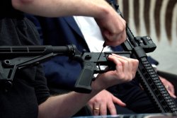 Der neue ERATAC Drop In-Abzug − ein revolutionär einfach zu installierender und einstellbarer Trigger zur Nachrüstung für viele AR-Modelle Ein und Ausbau des Abzugsystems ist sehr einfach
