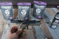 Reinigen eines eingebauten Pistolenlaufs mit dem RAMFELT Rope System.