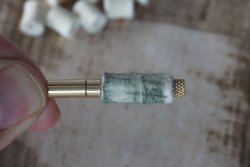 RAMFELT Reinigungsfilze mit  Spuren der Züge und Felder eine 308er Büchsenlaufs.