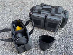 Schmeisser Range Bag - auf dem Schießstand zuhause! Range Bag von Schmeisser mit Tasche sowie Hülsenbeutel.
