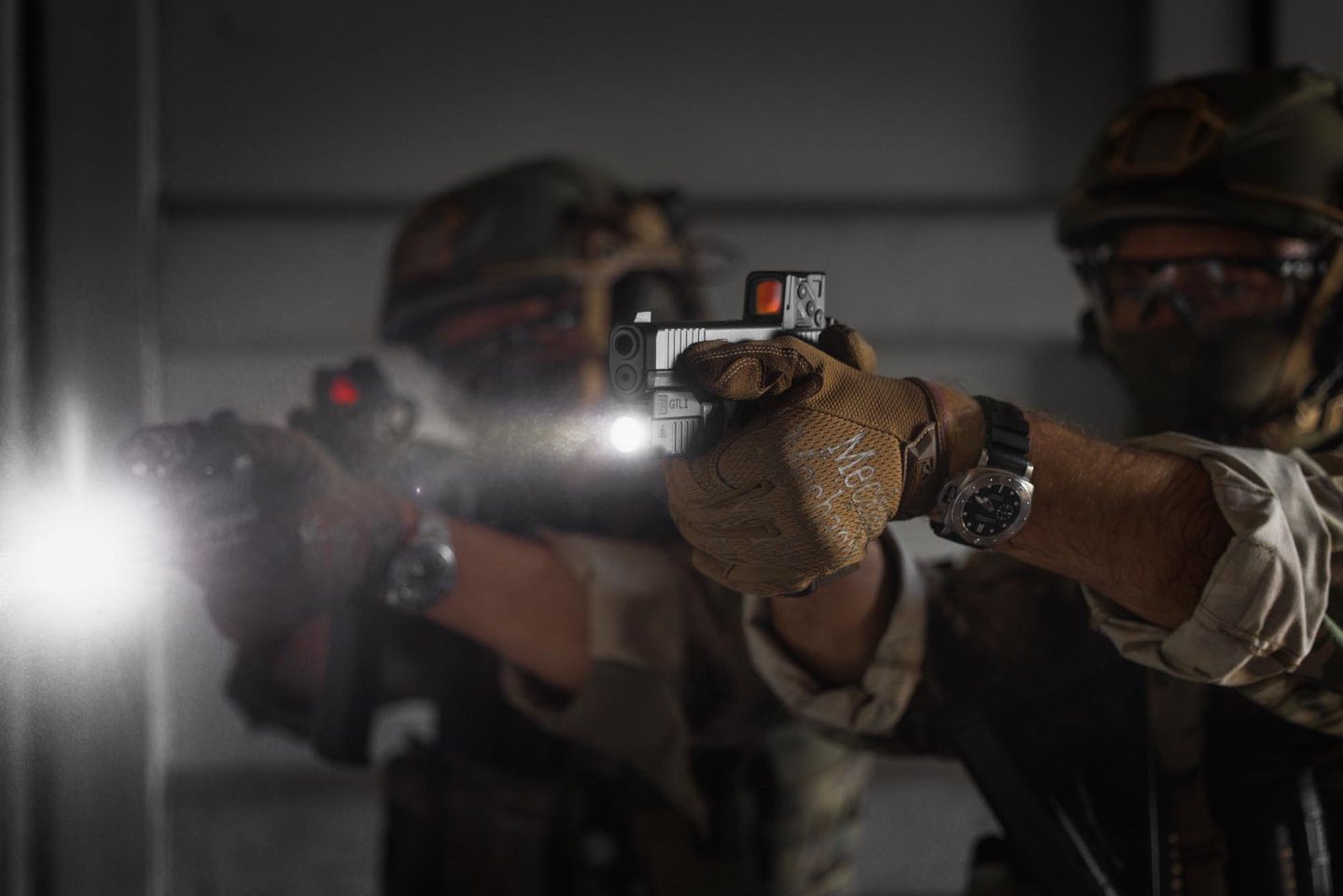 Operator mit GLOCK-Pistolen mit Sight und GTL II Waffenlicht.