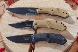 Test: SIG Sauer M1 und M3 − wie gut sind die neuen Einsatz- und Outdoor-Messer? Oben das SIG Sauer M3 Fixed Blade, darunter 2 Versionen des M1 Heavy Duty Folder.