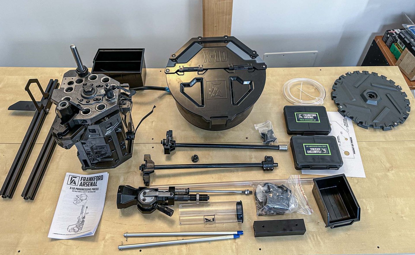 Die wichtigsten Teile der Mehrstationen-Wiederladepresse X-10 von Frankford Arsenal.