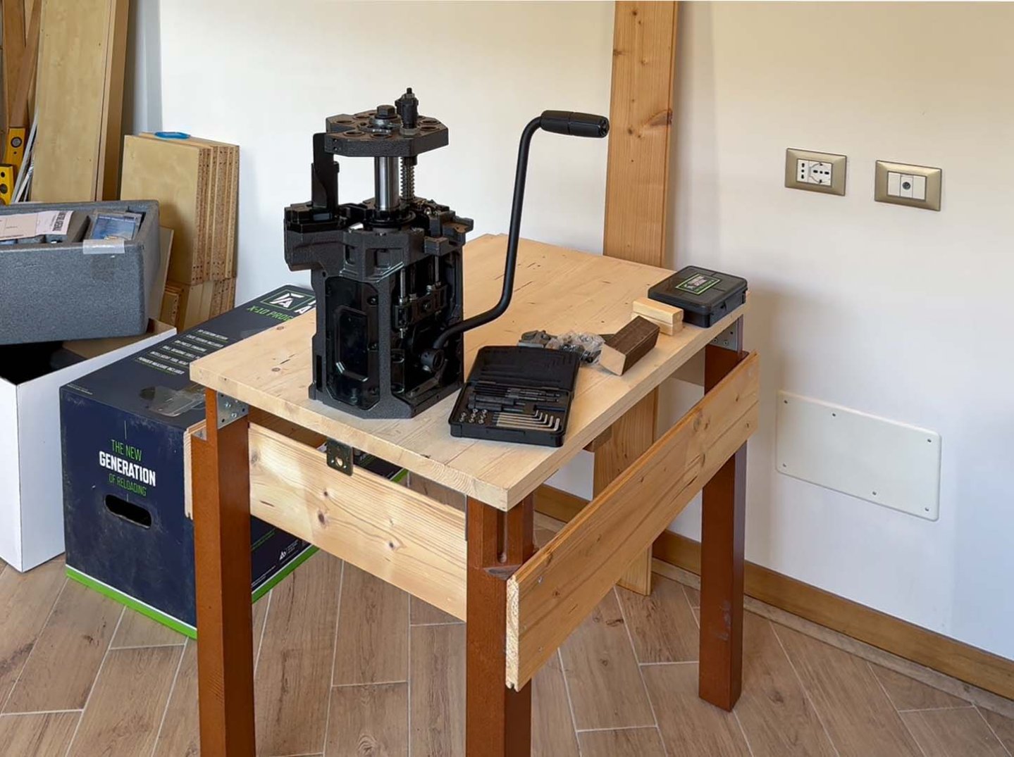 Frankford Arsenal X-10 progressive Wiederladepresse von STROBL.CZ – Teil 2: Komponenten & Zubehör Hauptteil der Frankford Arsenal X-10-Presse: