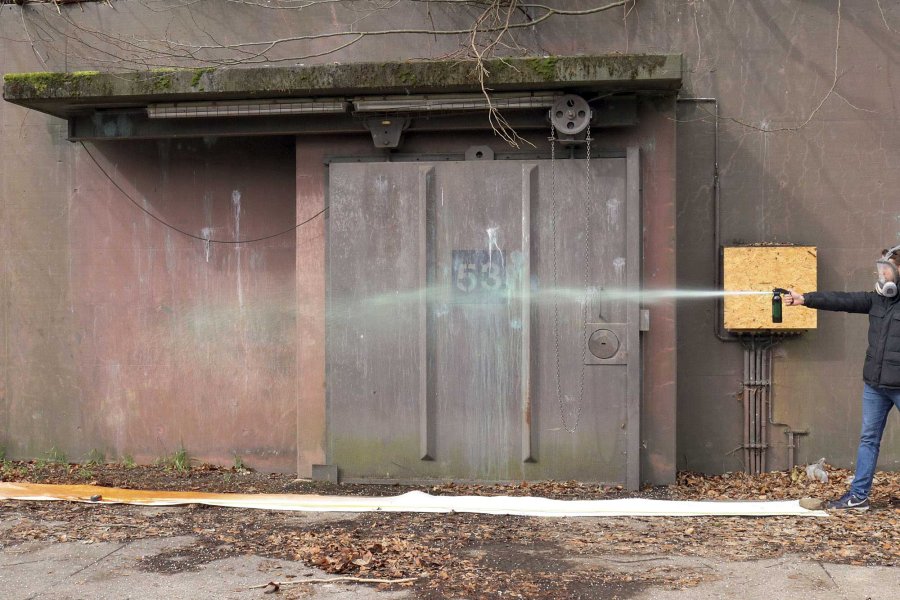 Die Fox Labs-Dose im Sprühtest: Der grüne Farbstoff des Sprays erleichtert dem Benutzer das Zielen während des Sprühens. Die Fox Labs-Dose im Sprühtest: Der grüne Farbstoff des Sprays erleichtert dem Benutzer das Zielen während des Sprühens.