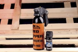 Größenvergleich: Ein Spray-Gigant (l.) gegen eine reguläre 50-Milliliter-Dose. Größenvergleich: Ein Spray-Gigant (l.) gegen eine reguläre 50-Milliliter-Dose.