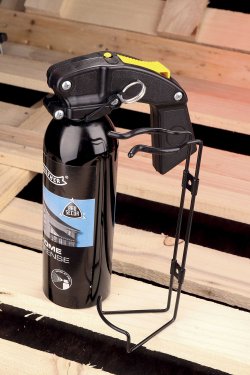 Die Walther Home Defense Dose bringt ab Werk einen sinnvollen Wandhalter mit zum Käufer. Die Walther Home Defense Dose bringt ab Werk einen sinnvollen Wandhalter mit zum Käufer.