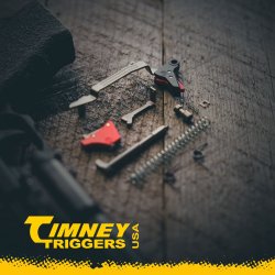 Timney launcht neues Ultimate Builder's Kit (UBK) – Ferkinghoff International bringt es nach Deutschland Timney Triggers Ultimate Builder's Kit mit allen Teilen auf dunklem Hintergrund.