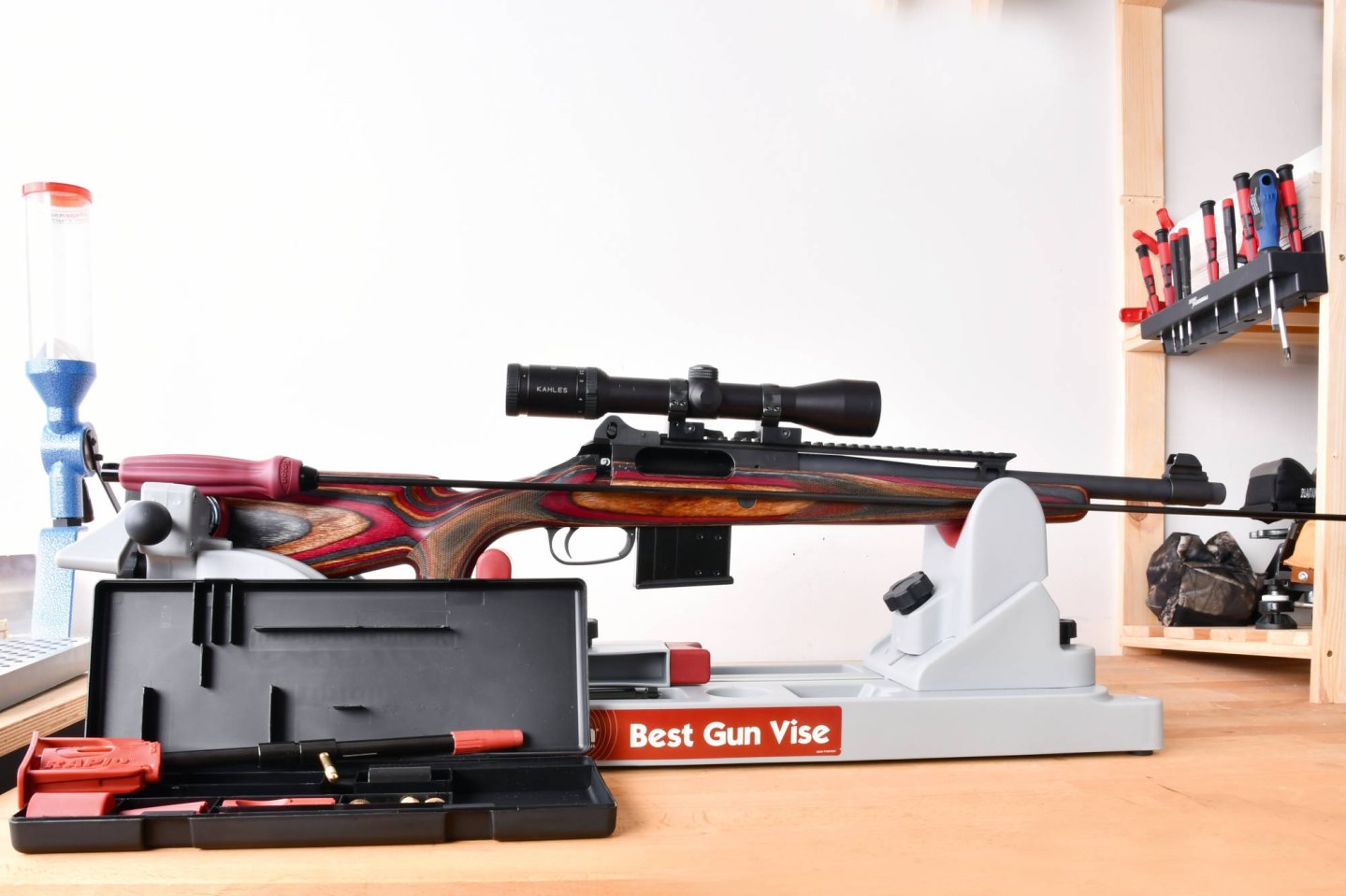 Test: Tipton Best Gun Vise und Rapid Bore Guide Kit – was bringt das Waffenpflegezubehör von STROBL.cz? STROBL.cz stellte das "Best Gun Vise" (hinten) sowie das "Rapid Bore Guide Kit" (vorne) von Tipton. Waffe: Unique Alpine Kodiak Scout