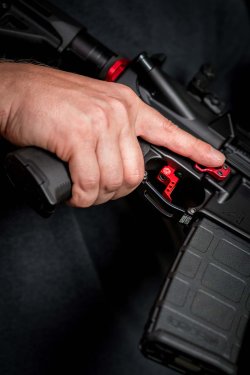 Velocity Triggers: AR-10/AR-15 Abzüge bei Waffen Ferkinghoff AR-10/AR-15-Direktabzug von Velocity Triggers mit rotem Abzugsbügel