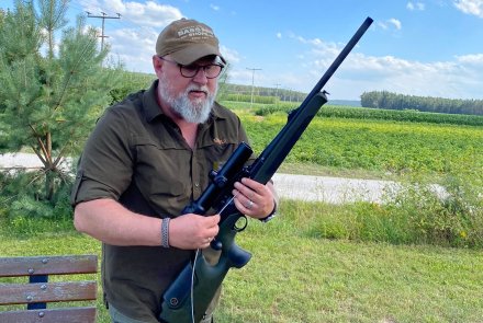 Im Revier mit VFG: Das Firearm Pocket Set vorgestellt von Hanna Selena Demonstration der Reinigung an einer Merkel Helix.