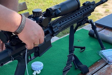 Im Revier mit VFG: Das Firearm Pocket Set vorgestellt von Hanna Selena Oberland Arms OA 10 mit eingelegter Reinigungsschnur.