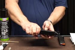 Anleitung mit Video: Zerlegen und Reinigen einer Pistole vom Typ GLOCK G21 mit der Liqui Moly Guntec-Serie Abnahme des Schlittens bei der Glock 21.