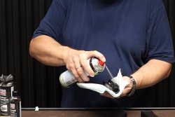 Anleitung mit Video: Zerlegen und Reinigen einer Pistole vom Typ GLOCK G21 mit der Liqui Moly Guntec-Serie Der Liqui Moly Schnellereiniger kann  nach einer kurzen Einwirkzeit zum Entfetten benutzt werden.