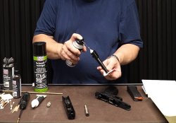 Anleitung mit Video: Zerlegen und Reinigen einer Pistole vom Typ GLOCK G21 mit der Liqui Moly Guntec-Serie Einsprühen des Liqui Moly Guntec Lauf- und Waffenreingerschaums.