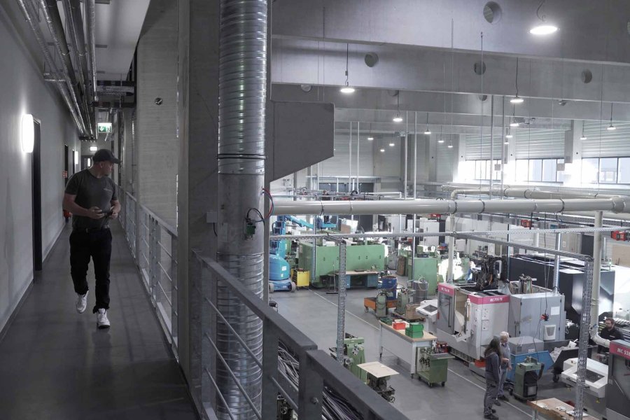 Rundgang bei der Firma EAW - Kameramann Mathias Haack in der Produktion