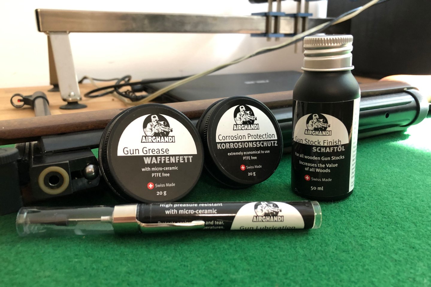 Waffenpflege: AirGhandi startet in 2021 eine eigene Produktlinie – all4shooters stellt die Produkte vor Alle vier Produkte von AirGhandi vor einer Druckluftwaffe.