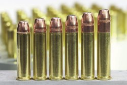 caliber 1/2019 Patronen in .357 Magnum. Im Vordergrund links ohne Crimp und rechts mit Crimp.