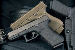 caliber 1/2019 Club 30 Jubiläumsrevolver in rechter Seitenansicht auf einer Stahlplatte.