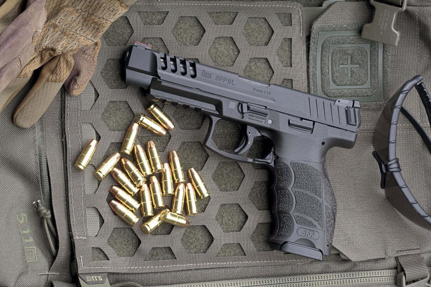 caliber 1/2019 Korth Super Sport ULX in linker Seitenansicht auf anthrazitfarbener Platte.