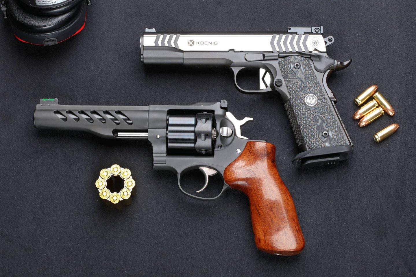 caliber 1/2020 Korth Super Sport ULX in linker Seitenansicht auf anthrazitfarbener Platte.