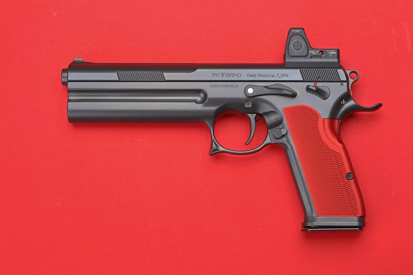 caliber 10/2019 Korth Super Sport ULX in linker Seitenansicht auf anthrazitfarbener Platte.