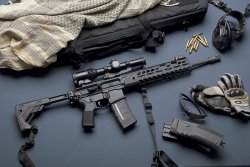 Inhalt caliber 2/2019 Club 30 Jubiläumsrevolver in rechter Seitenansicht auf einer Stahlplatte.