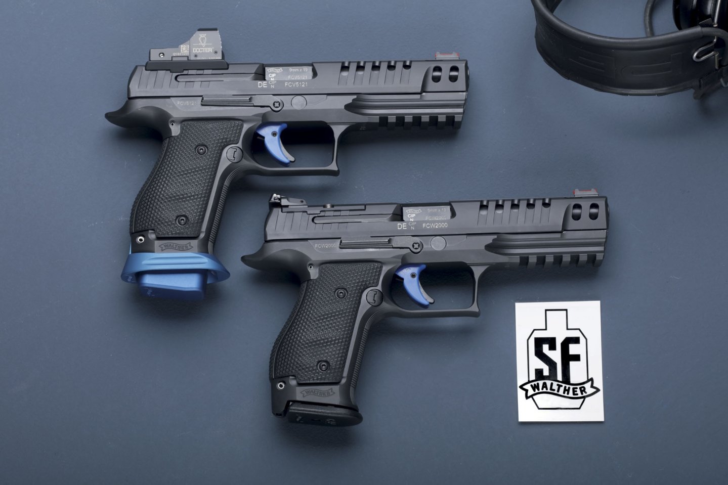 Inhalt caliber 2/2019 Korth Super Sport ULX in linker Seitenansicht auf anthrazitfarbener Platte.