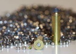 Inhalt caliber 2/2019 Patronen in .357 Magnum. Im Vordergrund links ohne Crimp und rechts mit Crimp.