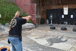 caliber 2/2020 Frank Thiel schießt mit der Pistole auf beweglich Ziele