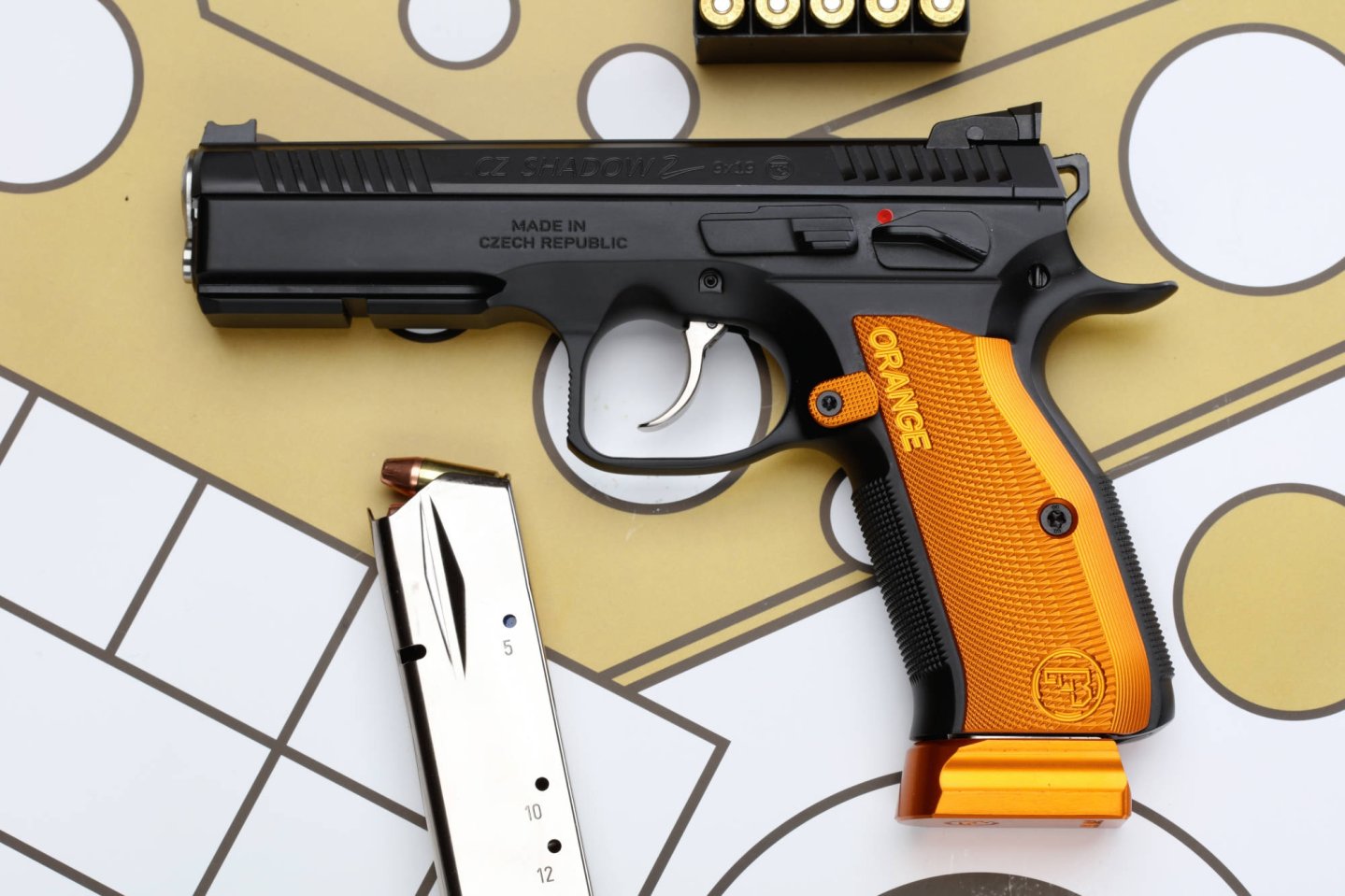 caliber 2/2020 Korth Super Sport ULX in linker Seitenansicht auf anthrazitfarbener Platte.